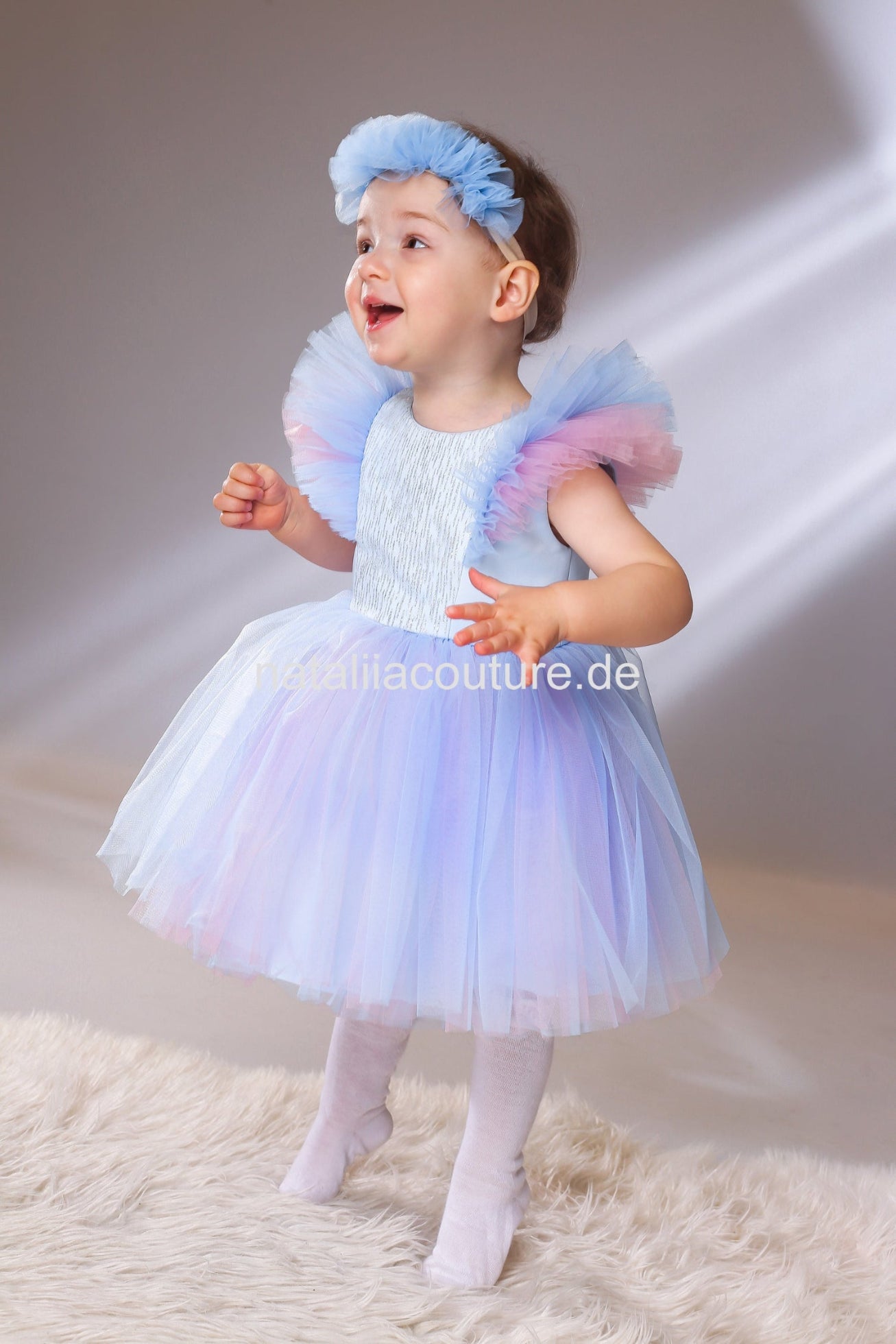 Blumenmädchenkleider für Mädchen. Blau/rosa. Festliche hochwertige Tüllkleider für Mädchen. Tüllkleid für besondere Anlässe in Deutschland bei Atelier de Couture Nataliia kaufen