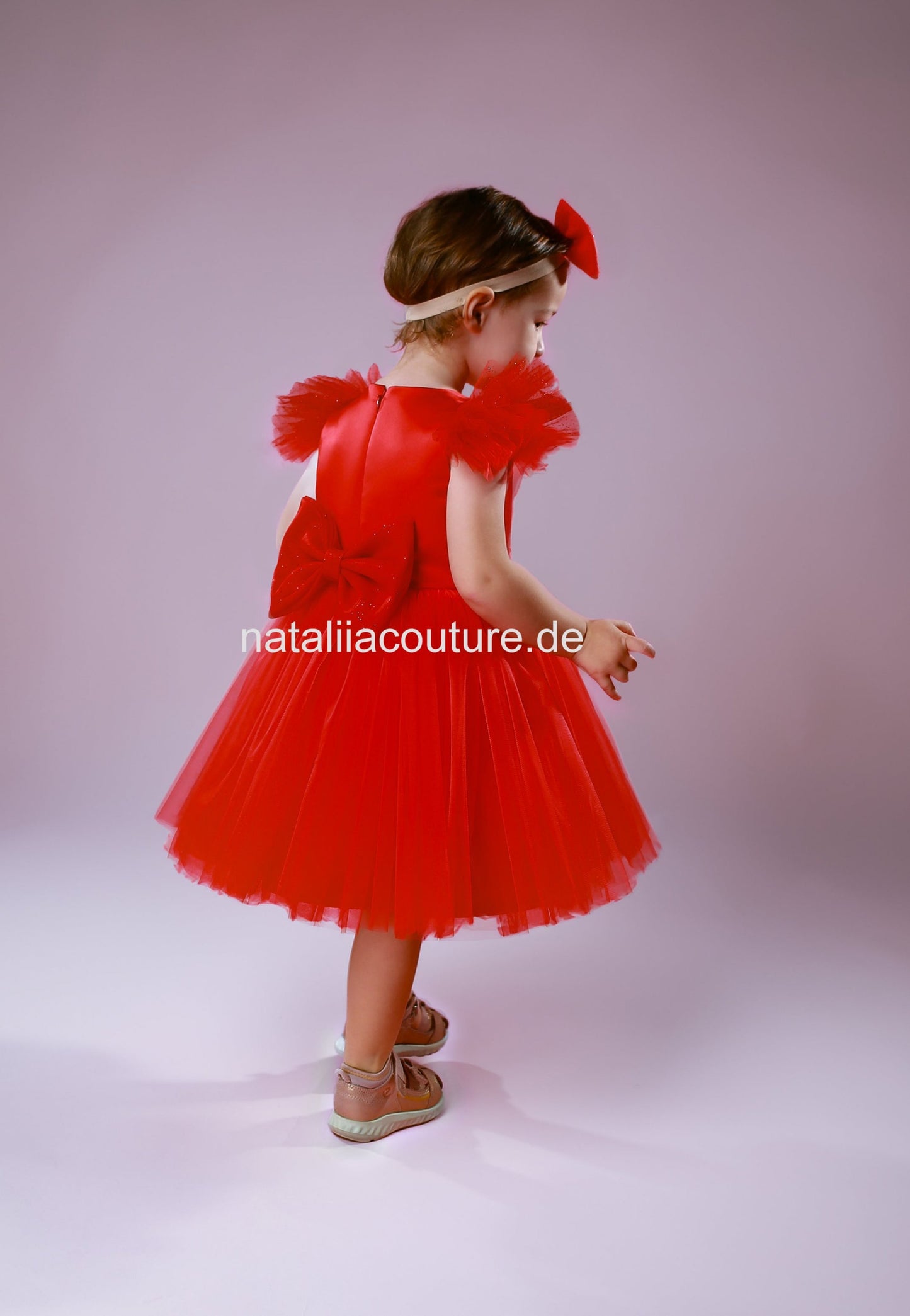 Blumenmädchenkleid für Mädchen. Hochwertige Tüllkleider für Mädchen. Tüllkleid für besondere Anlässe in Deutschland bei Atelier de Couture Nataliia kaufen