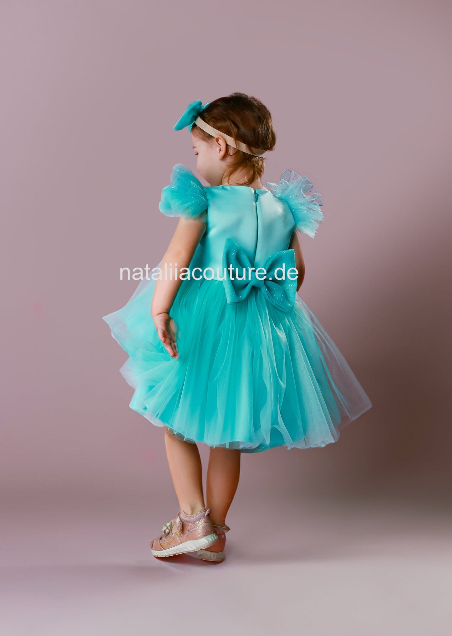 Blumenmädchenkleid türkis für Mädchen. Hochwertige Tüllkleider für Mädchen. Tüllkleid für besondere Anlässe in Deutschland bei Atelier de Couture Nataliia kaufen