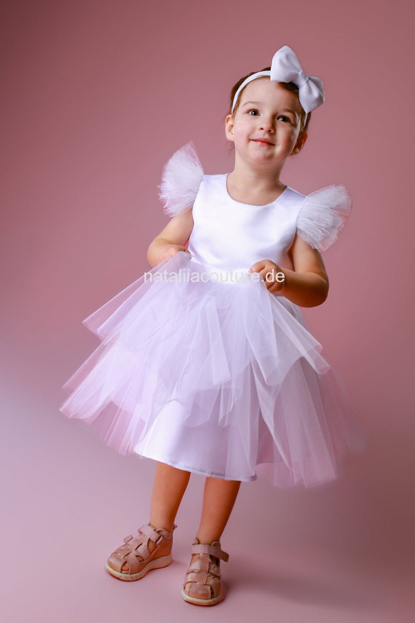 Blumenmädchenkleid weiss für Mädchen. Hochwertige Tüllkleider für Mädchen. Tüllkleid für besondere Anlässe in Deutschland bei Atelier de Couture Nataliia kaufen