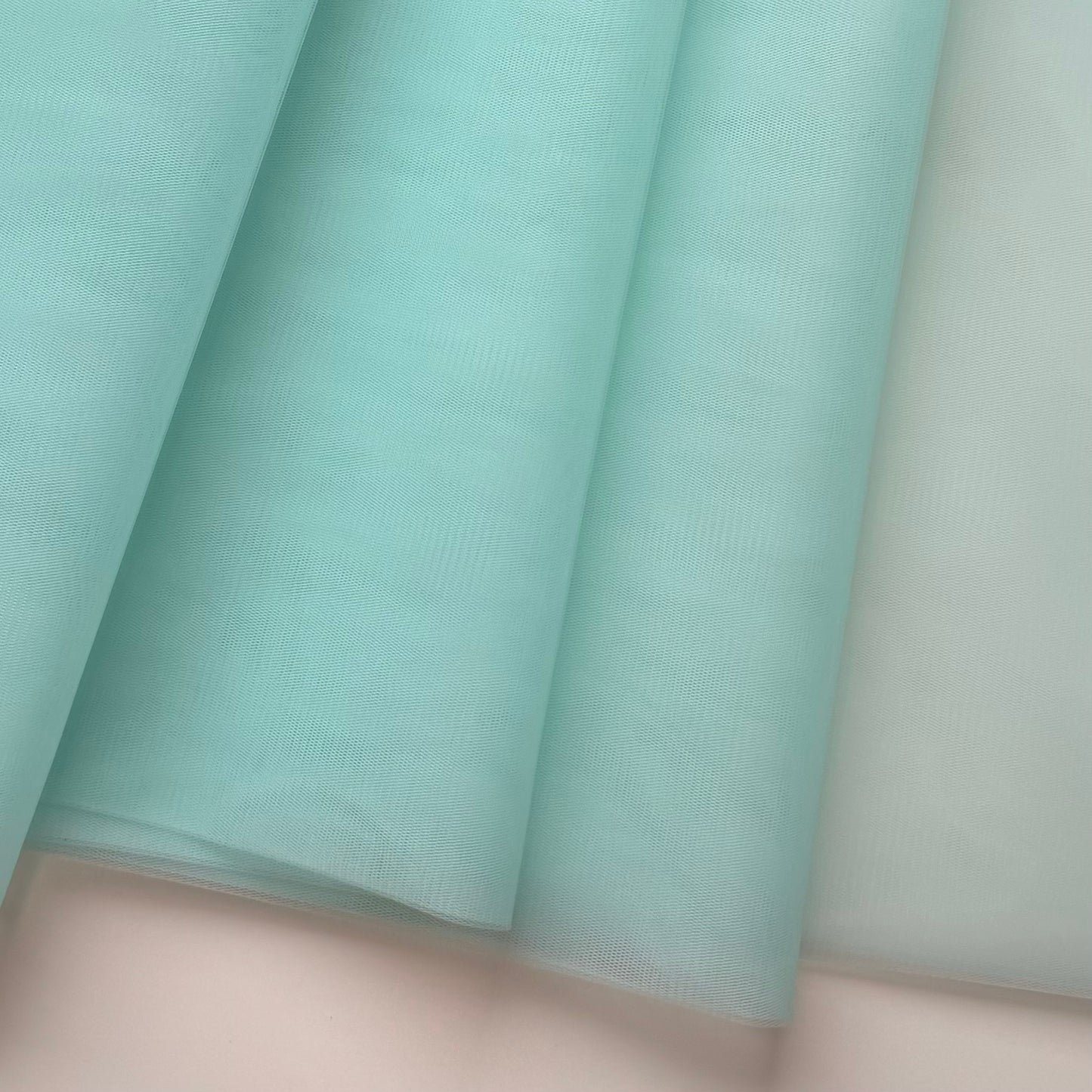 Blumenmädchenkleider für Mädchen. Festliche hochwertige Tüllkleider für Mädchen. Tüllkleid für besondere Anlässe in Deutschland bei Atelier de Couture Nataliia kaufen