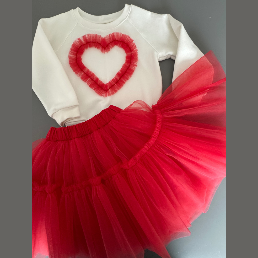 Mädchen Tüllrock rot mit Rüschen und ein Sweat mit Herz. Festliches Outit-Set für besondere Anlässe in Deutschland bei Atelier de Couture kaufen