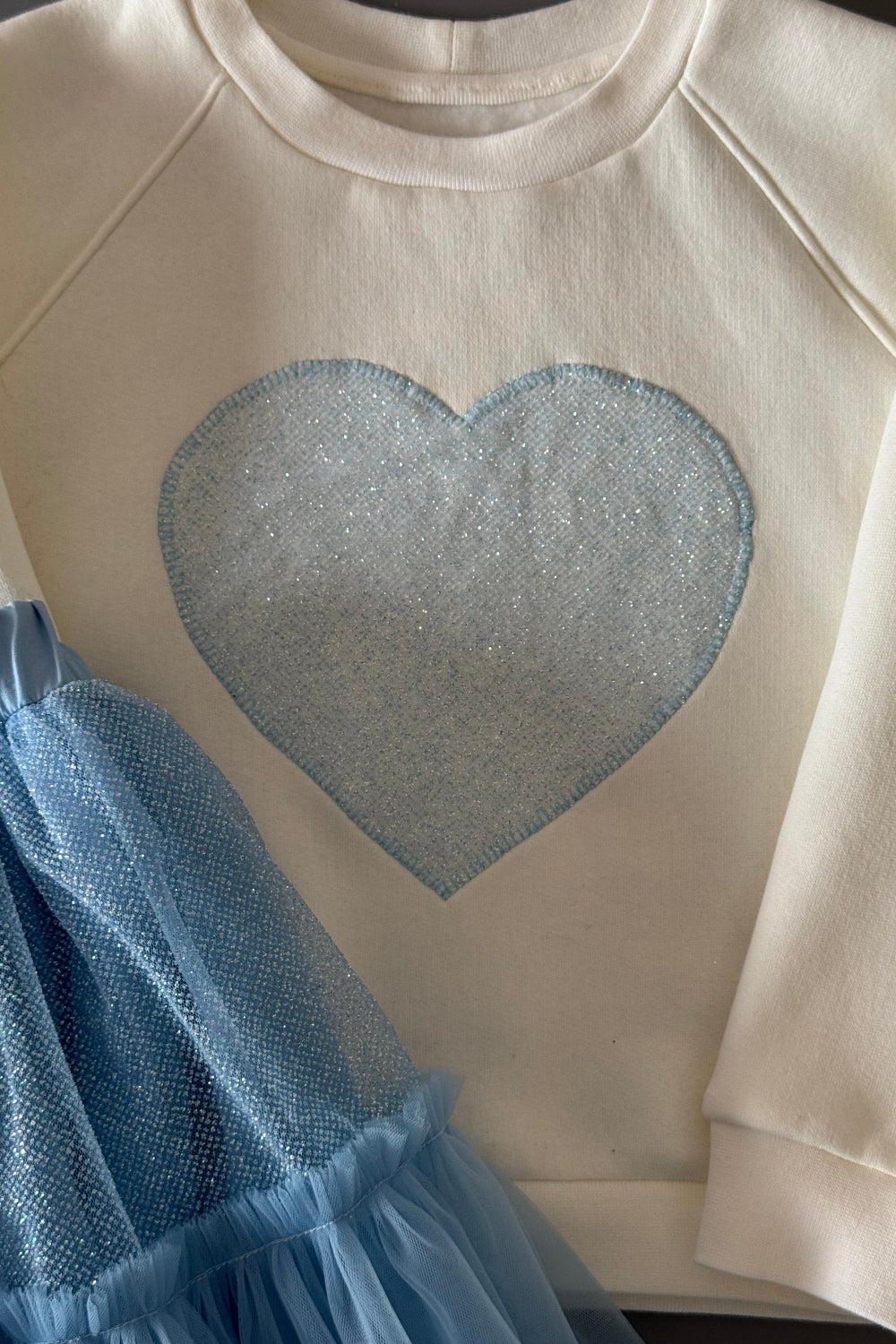 Tüllrock blau mit Glitzer und Rüschen für Mädchen Gr. 74-156 kombiniert mit Oberteil Sweatshirt mit Herz. Atelier de Couture Nataliia