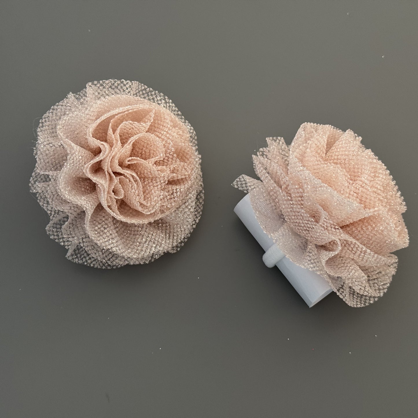 Haarblumen Glitzertüll. Haargummis mit Blumen aus Tüll puderrosa – Hochwertiger Haarschmuck für Mädchen bei Atelier de Couture Nataliia in Deutschland bestellen.