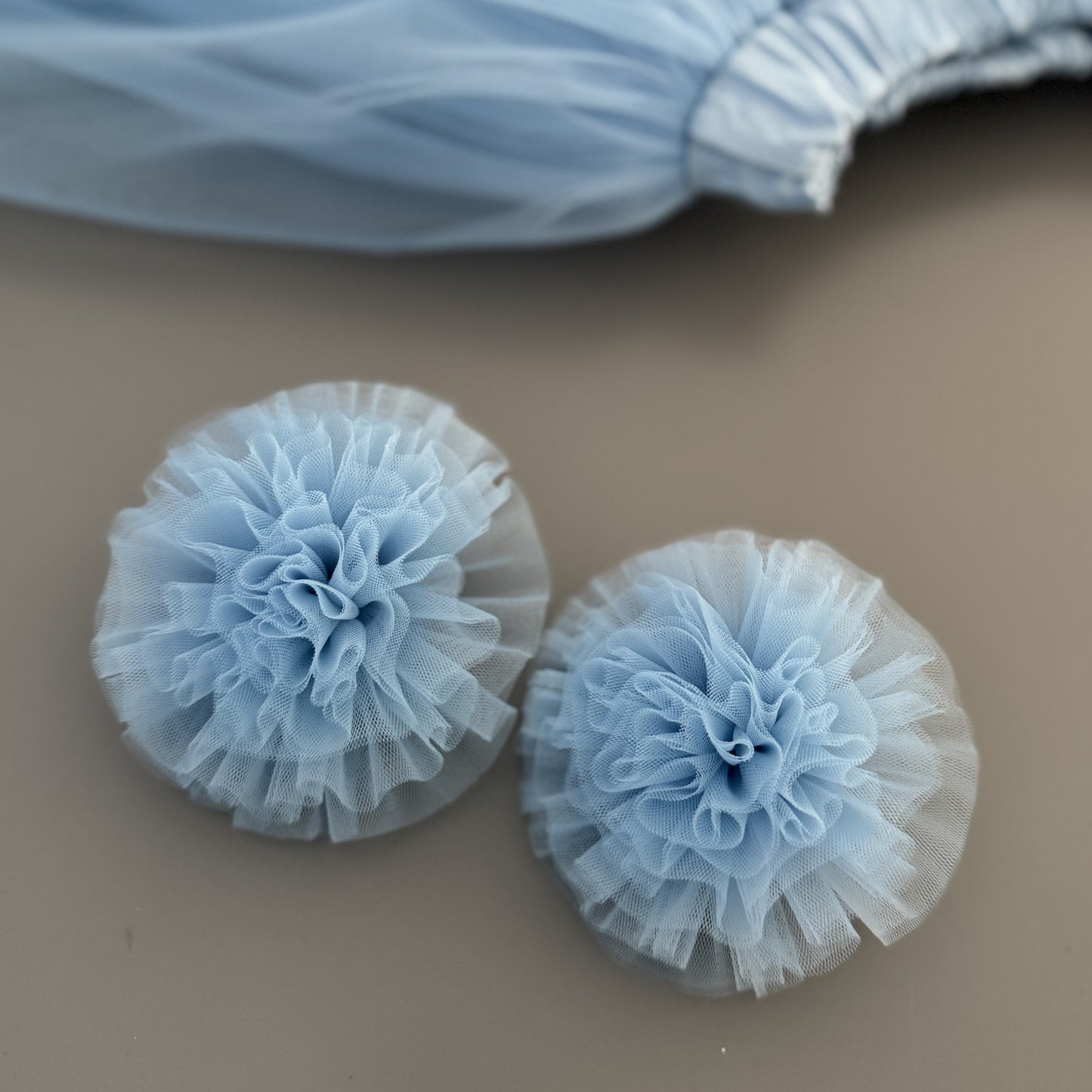 Haargummis mit Tüll-Bommeln in Blau – Hochwertiger Haarschmuck für Kinder bei Atelier de Couture Nataliia in Deutschland bestellen.