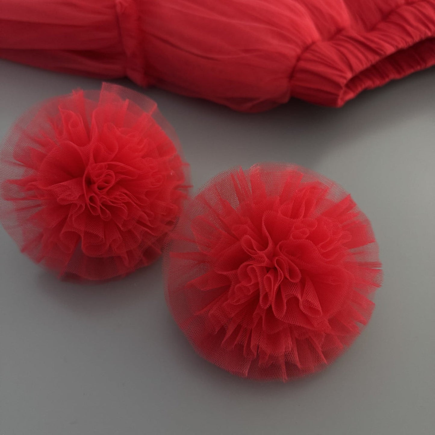 Haargummis mit Tüll-Bommeln rot - Hochwertiger Haarschmuck für Kinder bei Atelier de Couture Nataliia in Deutschland bestellen.