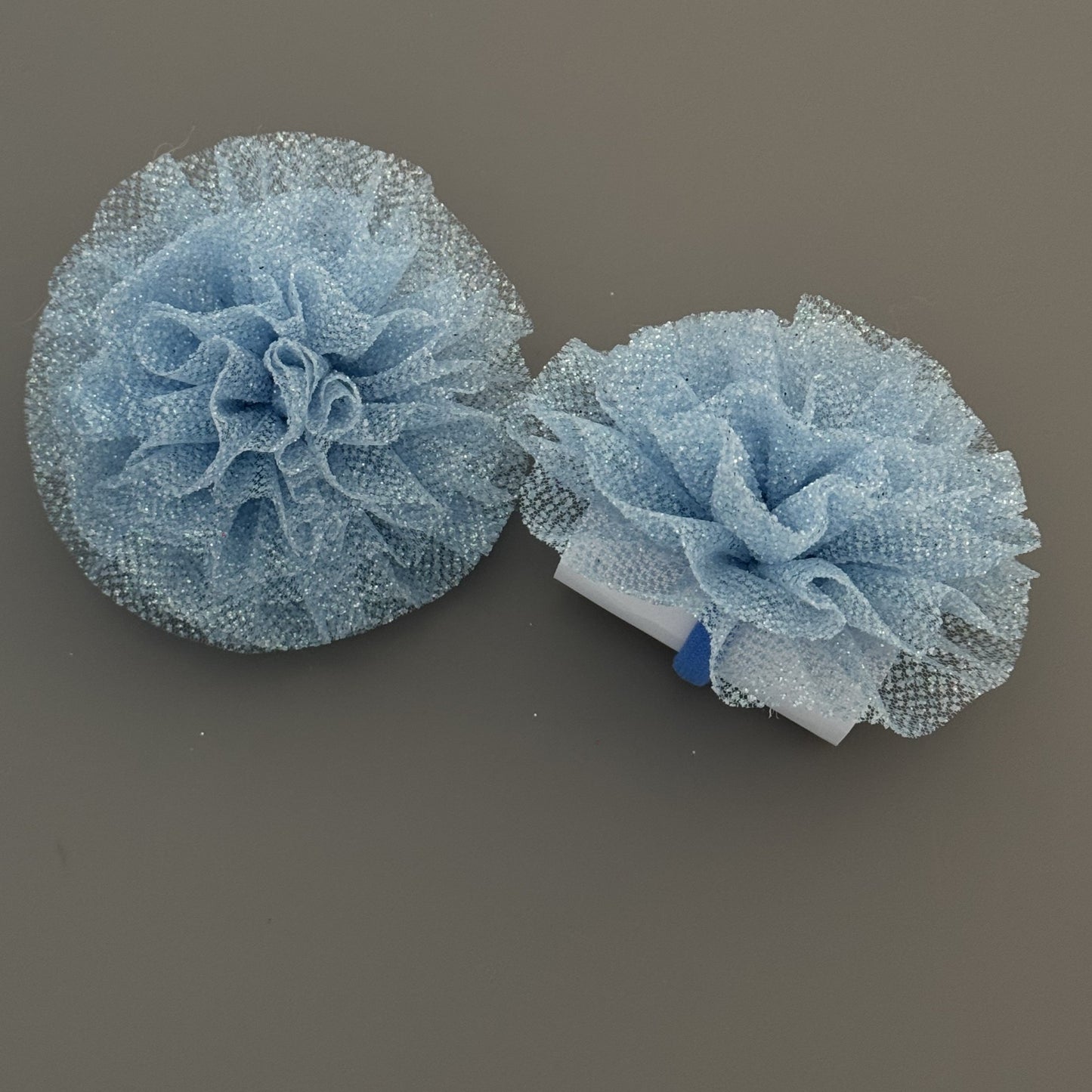 Haargummis mit Blumen aus Glitzertüll blau. Haarblumen aus Tüll – Hochwertiger Haarschmuck für Mädchen bei Atelier de Couture Nataliia in Deutschland bestellen.
