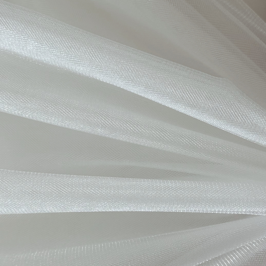 Tüll 300cm breit, mittelfest. Crystal Tüll offwhite wollweiß. Crystal Tüll kaufen in Deutschland bei Atelier de Couture Nataliia. Für Tüllröcke und Tüllkleider