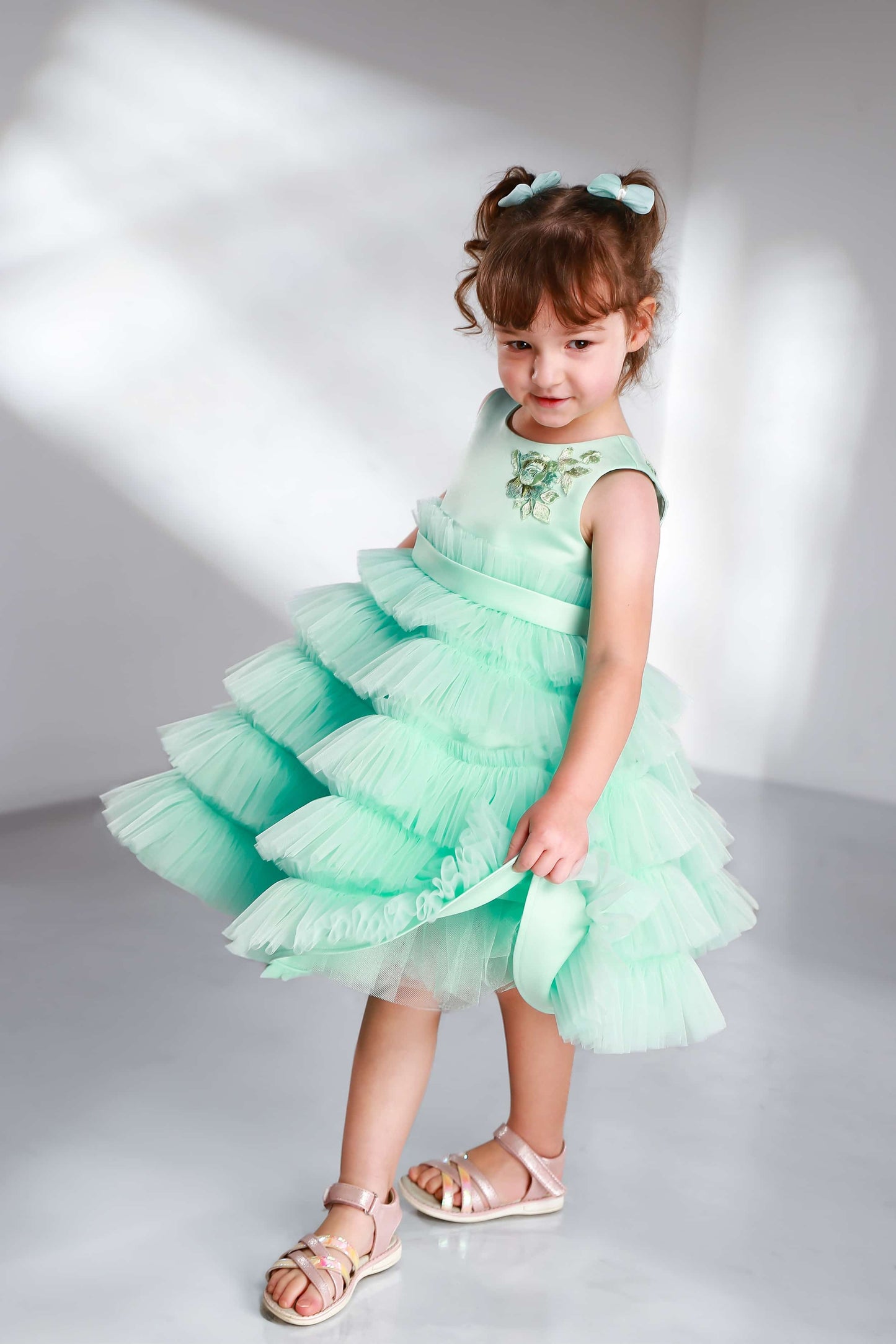 Festliches Kinderkleid in Mint aus Satin, Tüll und Spitze, Vorderansicht, ideal für Hochzeit und besondere Anlässe