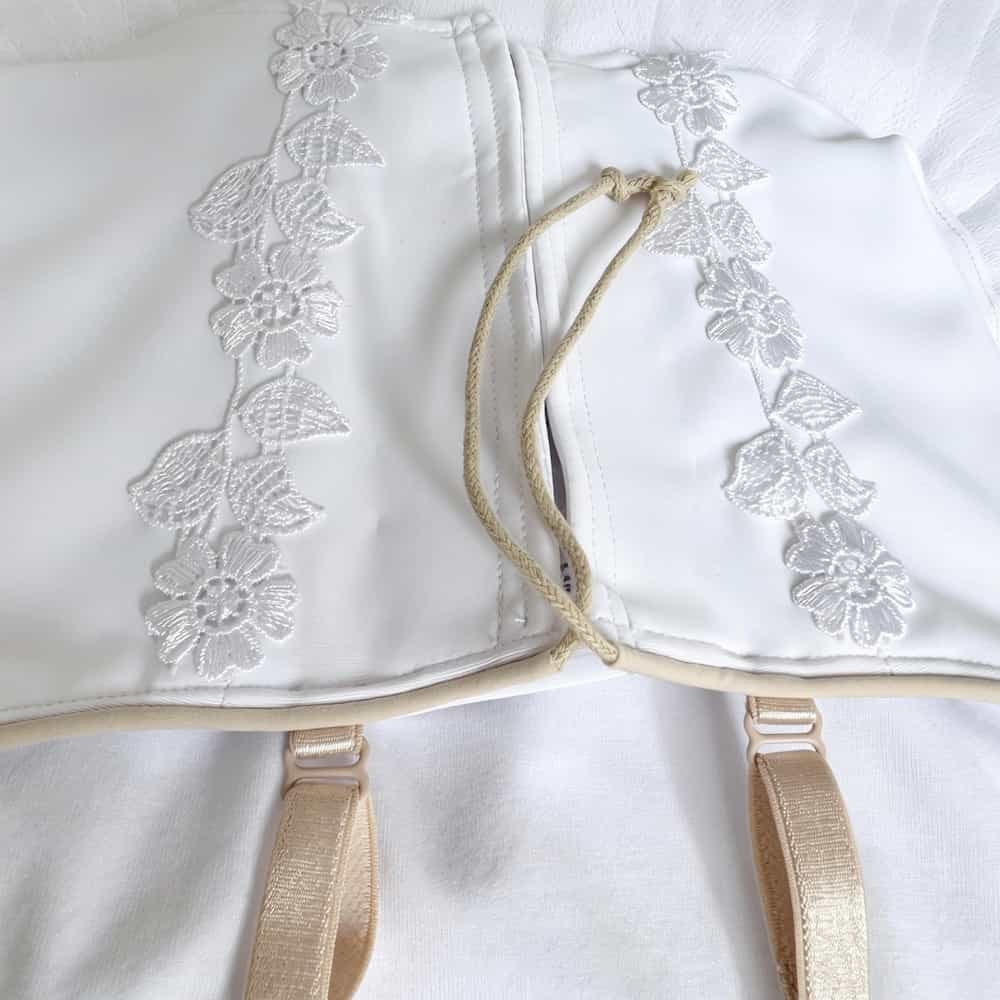 Gewachste Baumwollschnur als Schnürung an einem Kleid verwendet