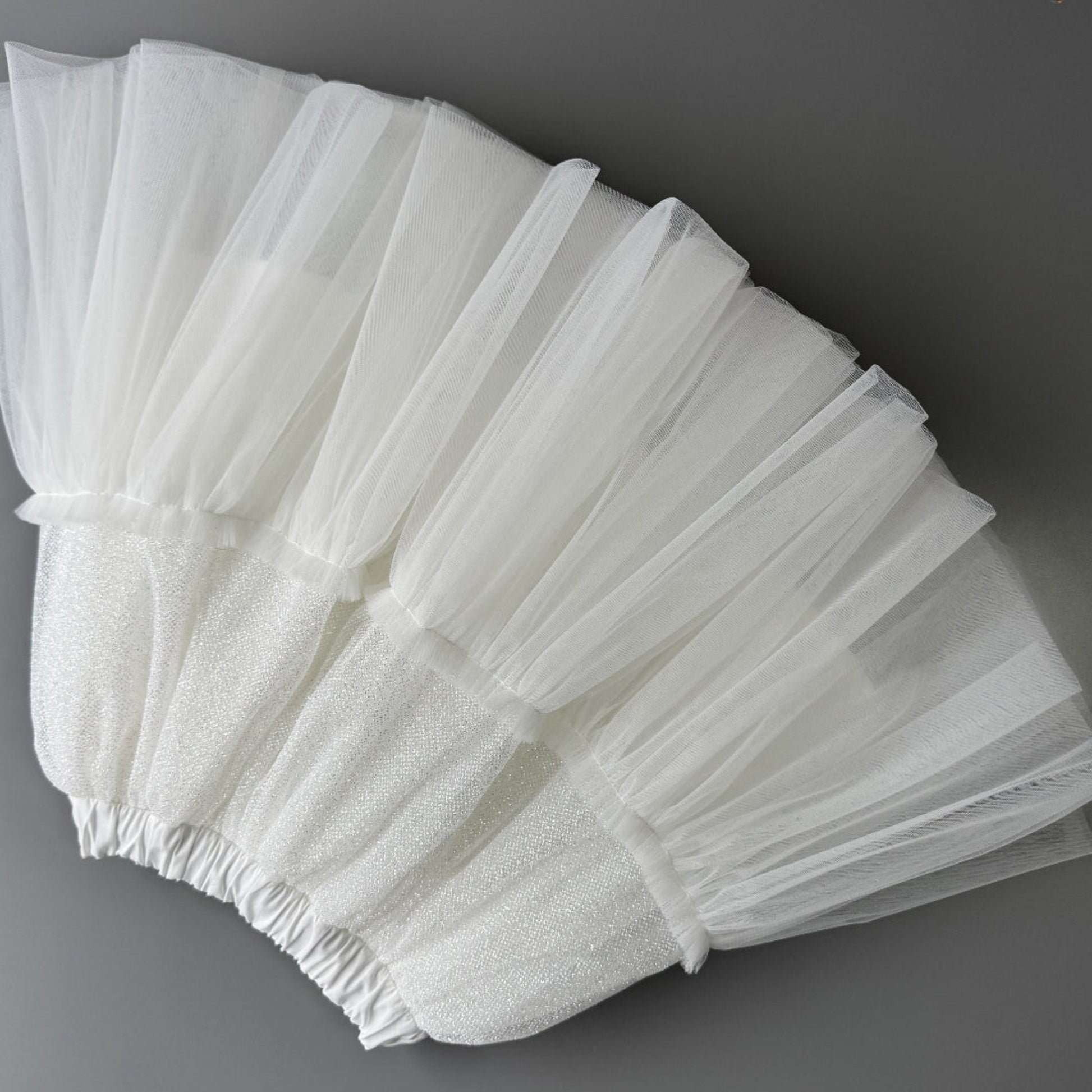 Tüllröcke mit Glitzer für Mädchen. Glitzer Tüllrock offwhite, wollweiß für besondere Anlässe in Deutschland bei Atelier de Couture Nataliia kaufen