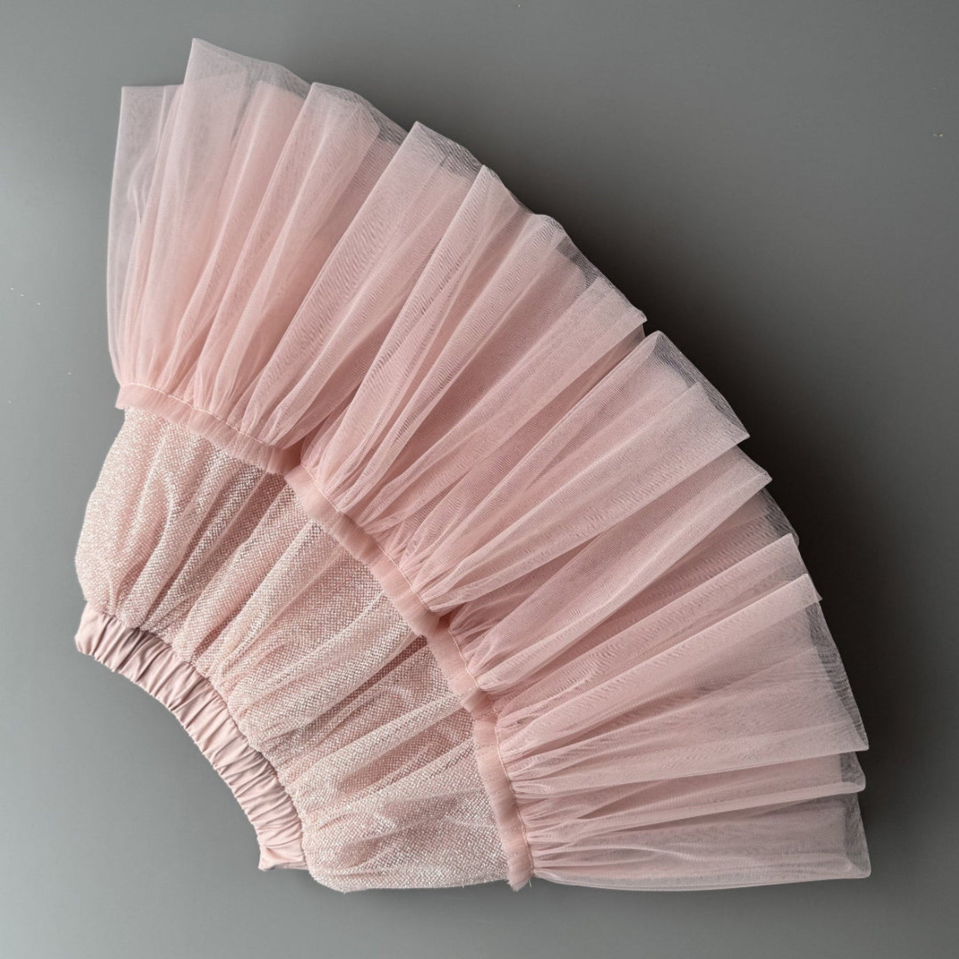 Tüllröcke mit Glitzer für Mädchen. Glitzer Tüllrock puderrosa mit Rüschen für besondere Anlässe in Deutschland bei Atelier de Couture Nataliia kaufen