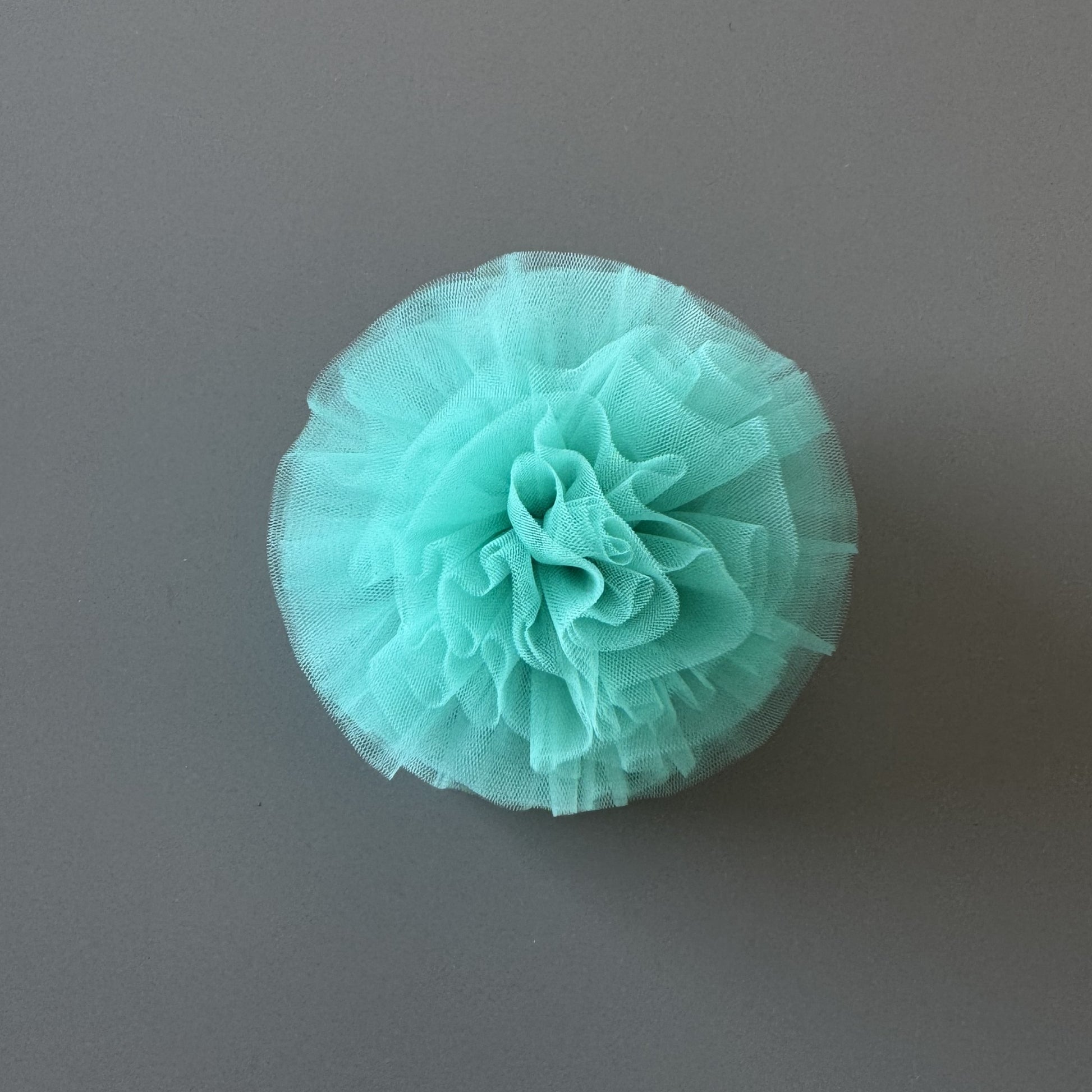 Haargummis mit Bommeln aus Tüll türkis – Hochwertiger Haarschmuck für Mädchen bei Atelier de Couture Nataliia in Deutschland bestellen.