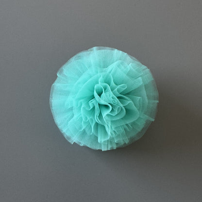 Haargummis mit Bommeln aus Tüll türkis – Hochwertiger Haarschmuck für Mädchen bei Atelier de Couture Nataliia in Deutschland bestellen.