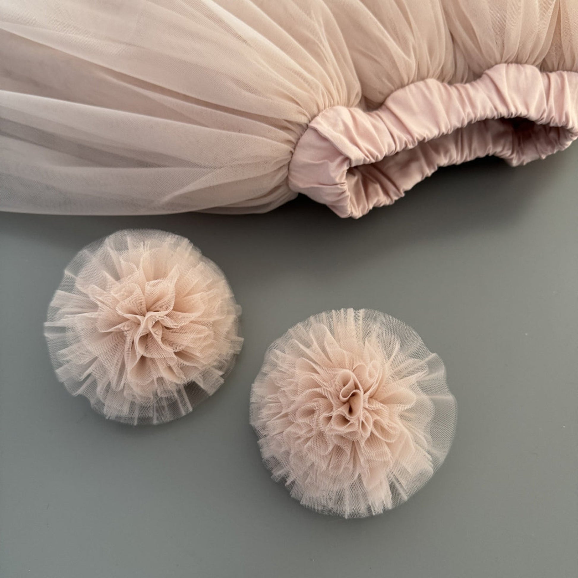 Haargummis mit Bommeln puderrosa -Hochwertiger Haarschmuck für Kinder bei Atelier de Couture Nataliia in Deutschland bestellen.