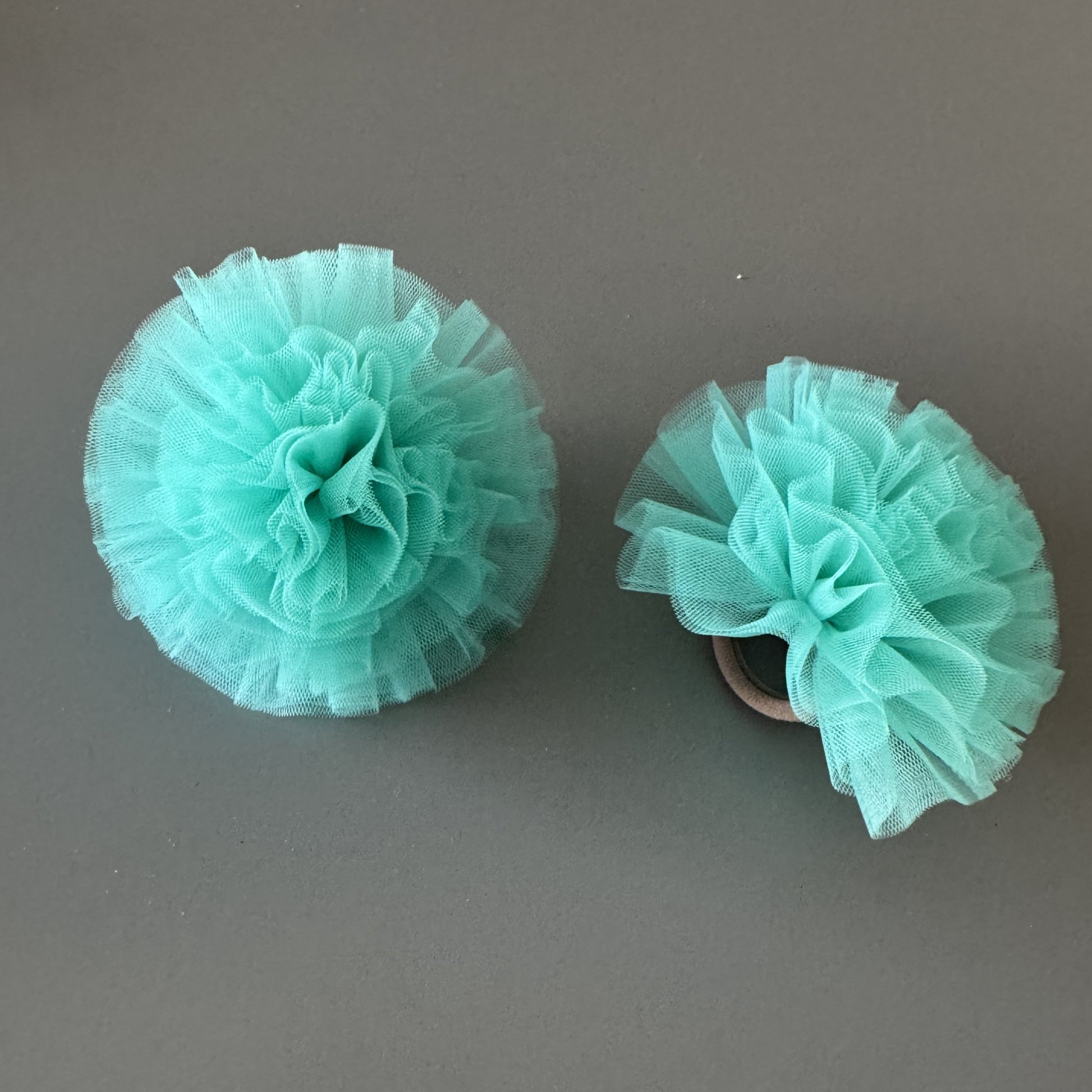Haargummis mit Tüll-Bommeln türkis– Hochwertiger Haarschmuck für Kinder bei Atelier de Couture Nataliia in Deutschland bestellen.