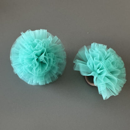 Haargummis mit Tüll-Bommeln türkis– Hochwertiger Haarschmuck für Kinder bei Atelier de Couture Nataliia in Deutschland bestellen.