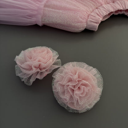Haarblumen aus Glitzertüll. Haargummis mit Blumen aus rosa Tüll  – Hochwertiger Haarschmuck für Mädchen bei Atelier de Couture Nataliia in Deutschland bestellen.