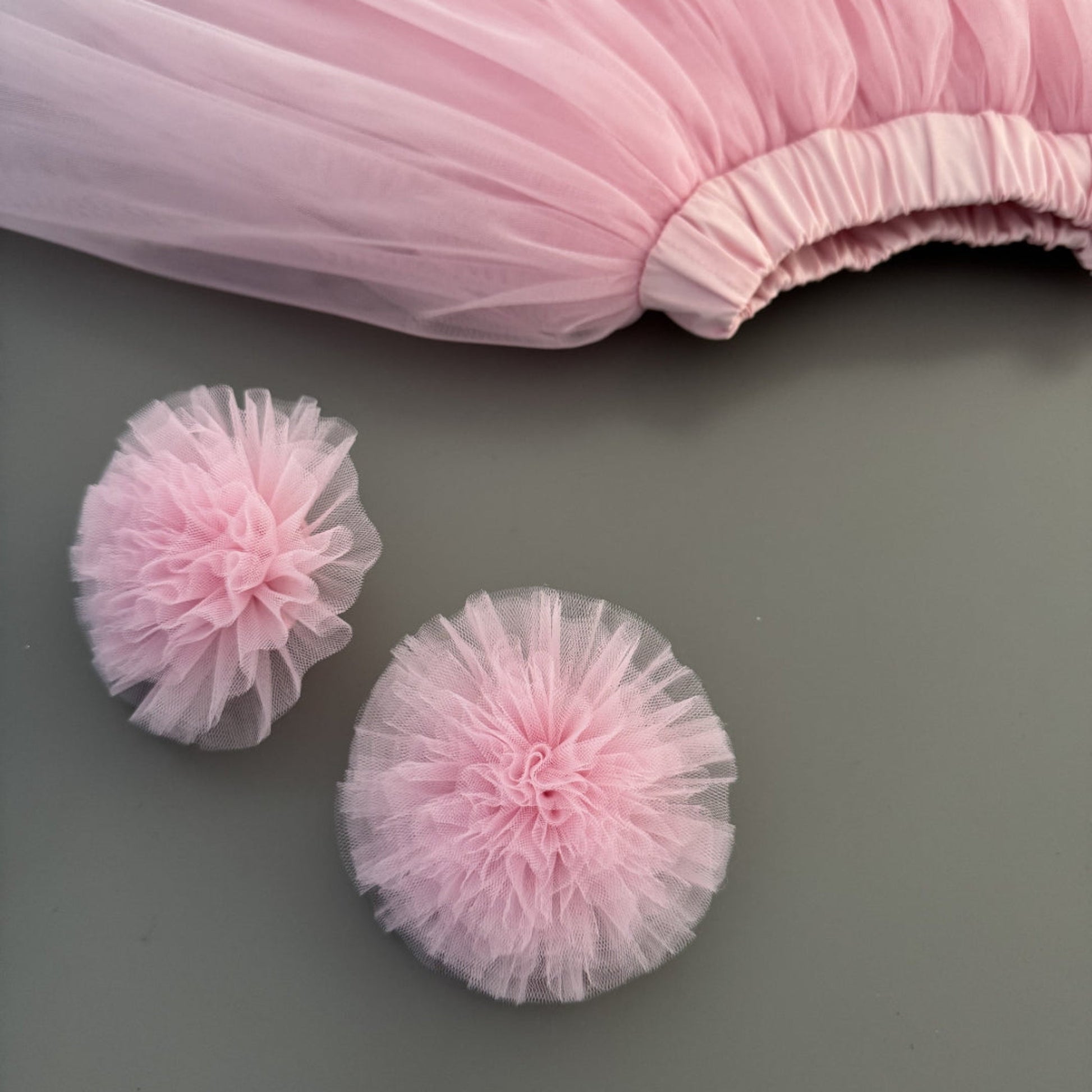 Haargummis mit Tüll-Bommeln rosa – Hochwertiger Haarschmuck für Kinder bei Atelier de Couture Nataliia in Deutschland bestellen.