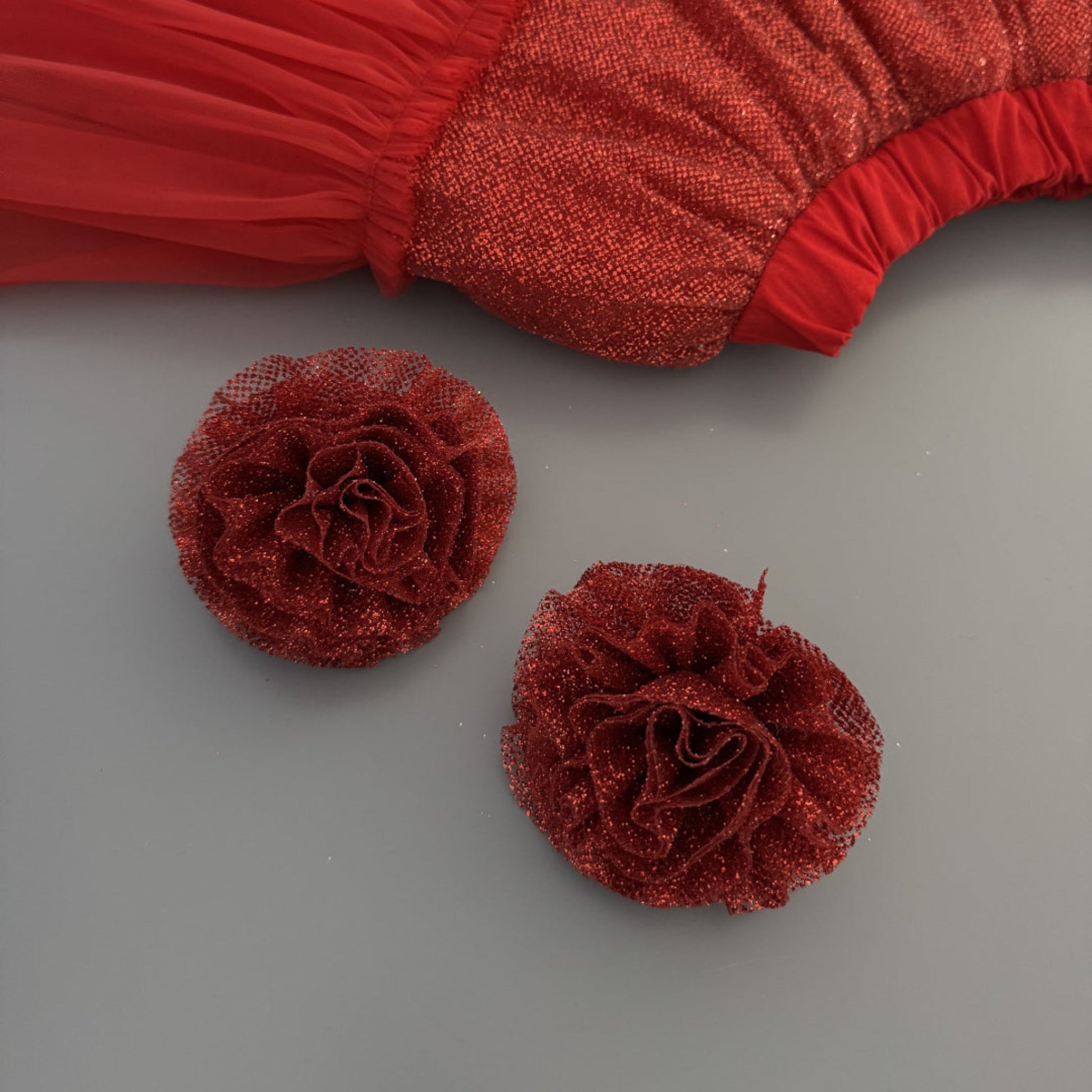 Haarblumen rot aus Glitzertüll. Haargummis mit Blumen aus Tüll rot – Hochwertiger Haarschmuck für Mädchen bei Atelier de Couture Nataliia in Deutschland bestellen.