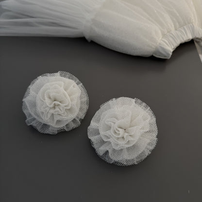 Haarblumen weiß, offwhite, wollweiß - Glitzertüll Haargummis mit Bommeln aus Tüll – Hochwertiger Haarschmuck für Mädchen bei Atelier de Couture Nataliia in Deutschland bestellen.