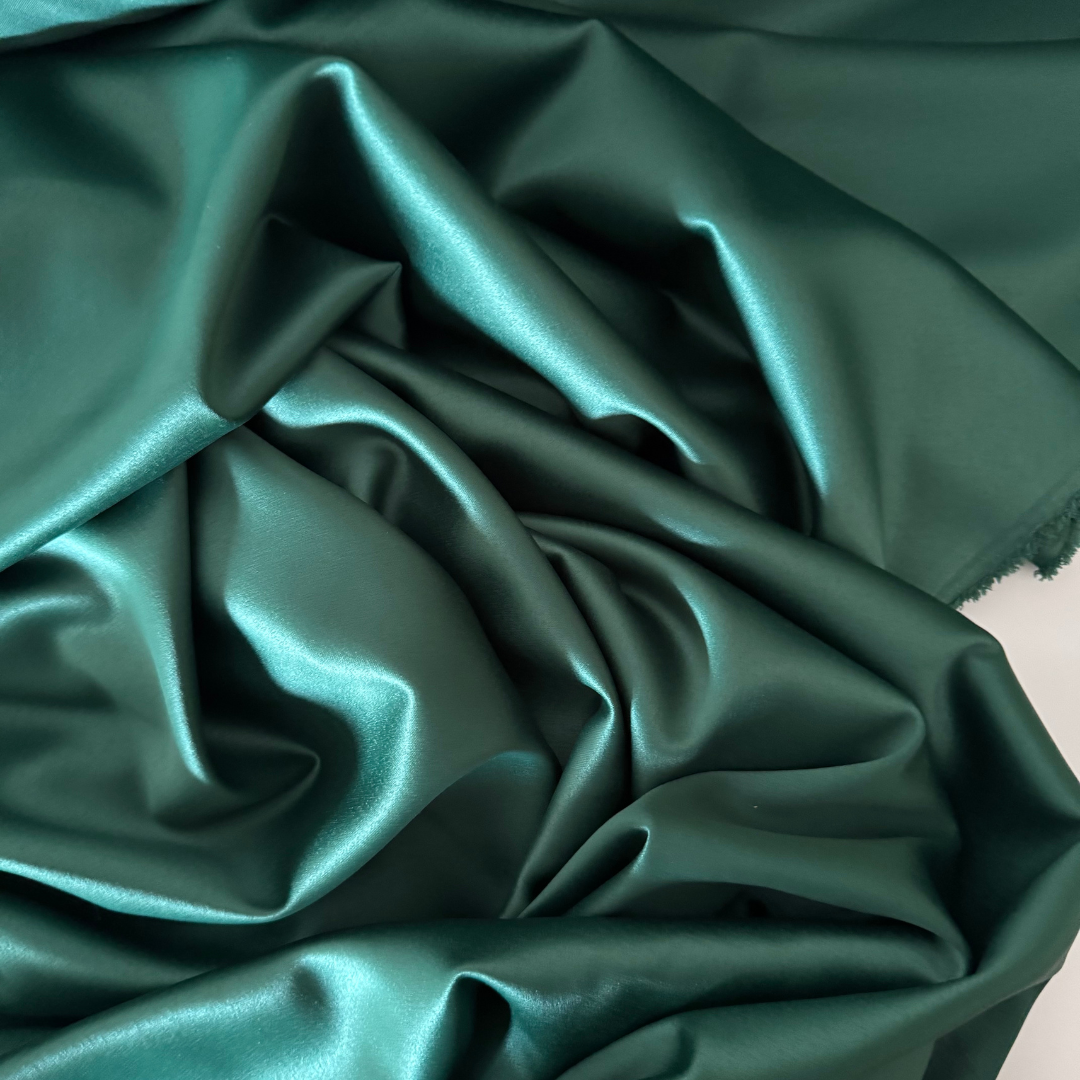Satin Lycra hochwertig, stabil, matt.  Satin Lycra für Abendkleider, Röcke. Satin Lycra in Deutschland bei Atelier de Couture Nataliia kaufen. Farbe: Tannengrün
