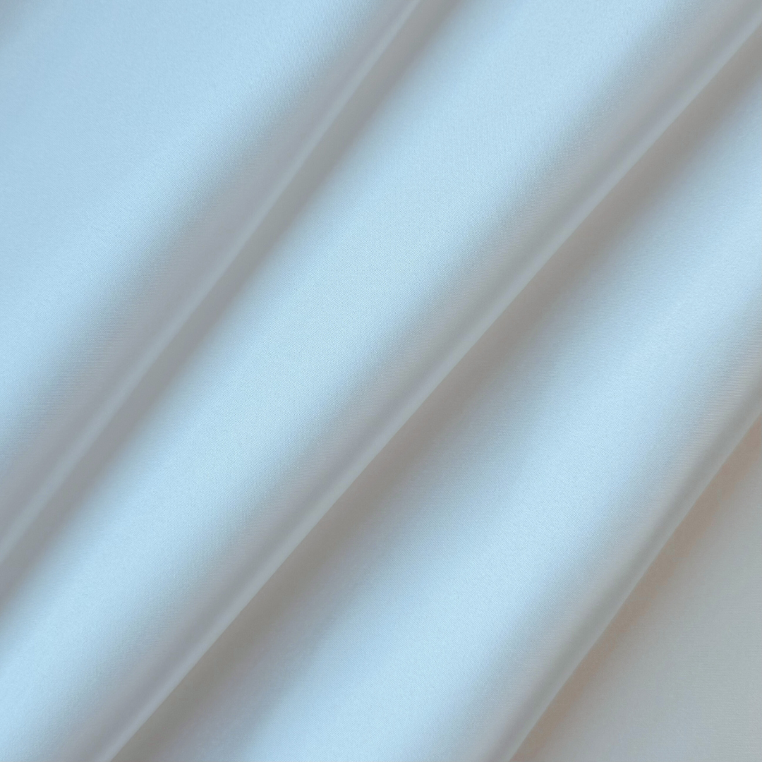 Satin offwhite matt, stabil, hochwertig. American Satin für Hochzeitskleider, Abendkleider, Röcke. American Satin in Deutschland bei Atelier de Couture Nataliia kaufen.