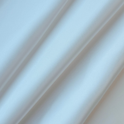 Satin offwhite matt, stabil, hochwertig. American Satin für Hochzeitskleider, Abendkleider, Röcke. American Satin in Deutschland bei Atelier de Couture Nataliia kaufen.