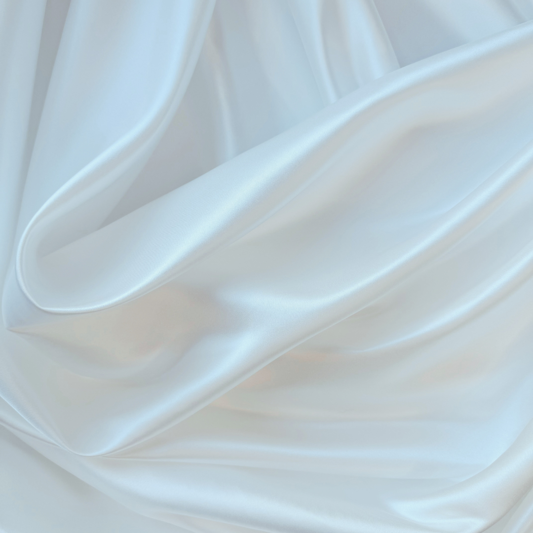 Satin offwhite matt, stabil, hochwertig. American Satin für Hochzeitskleider, Abendkleider, Röcke. American Satin in Deutschland bei Atelier de Couture Nataliia kaufen.