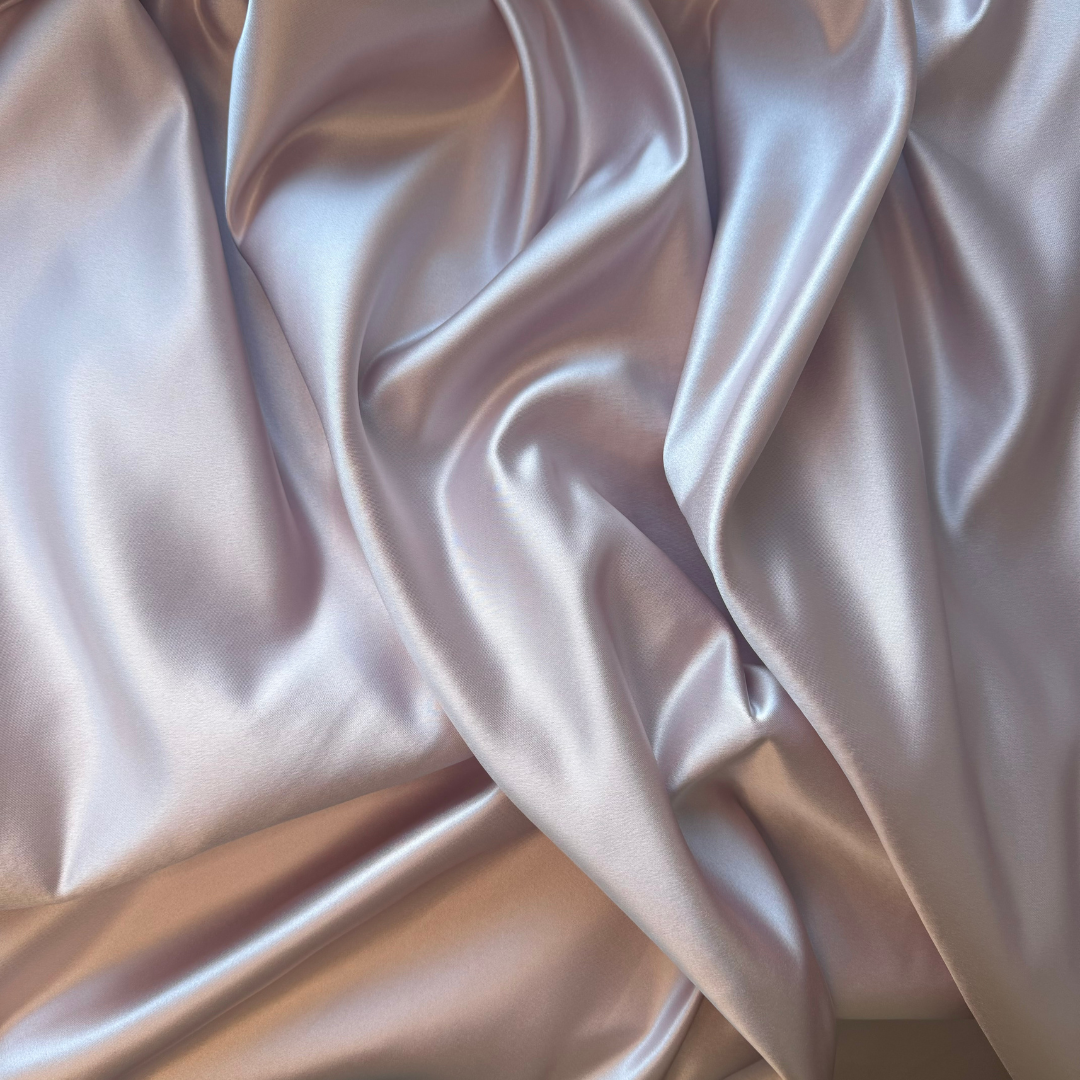 Satin puderrosa altrosa matt, stabil, hochwertig. American Satin für Hochzeitskleider, Abendkleider, Röcke. American Satin in Deutschland bei Atelier de Couture Nataliia kaufen. 
