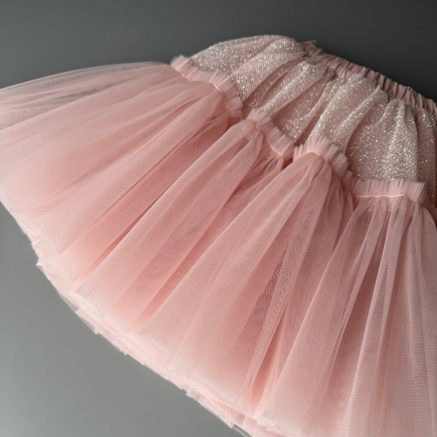 Tüllröcke mit Glitzer für Mädchen. Glitzer Tüllrock puderrosa mit Rüschen für besondere Anlässe in Deutschland bei Atelier de Couture Nataliia kaufen