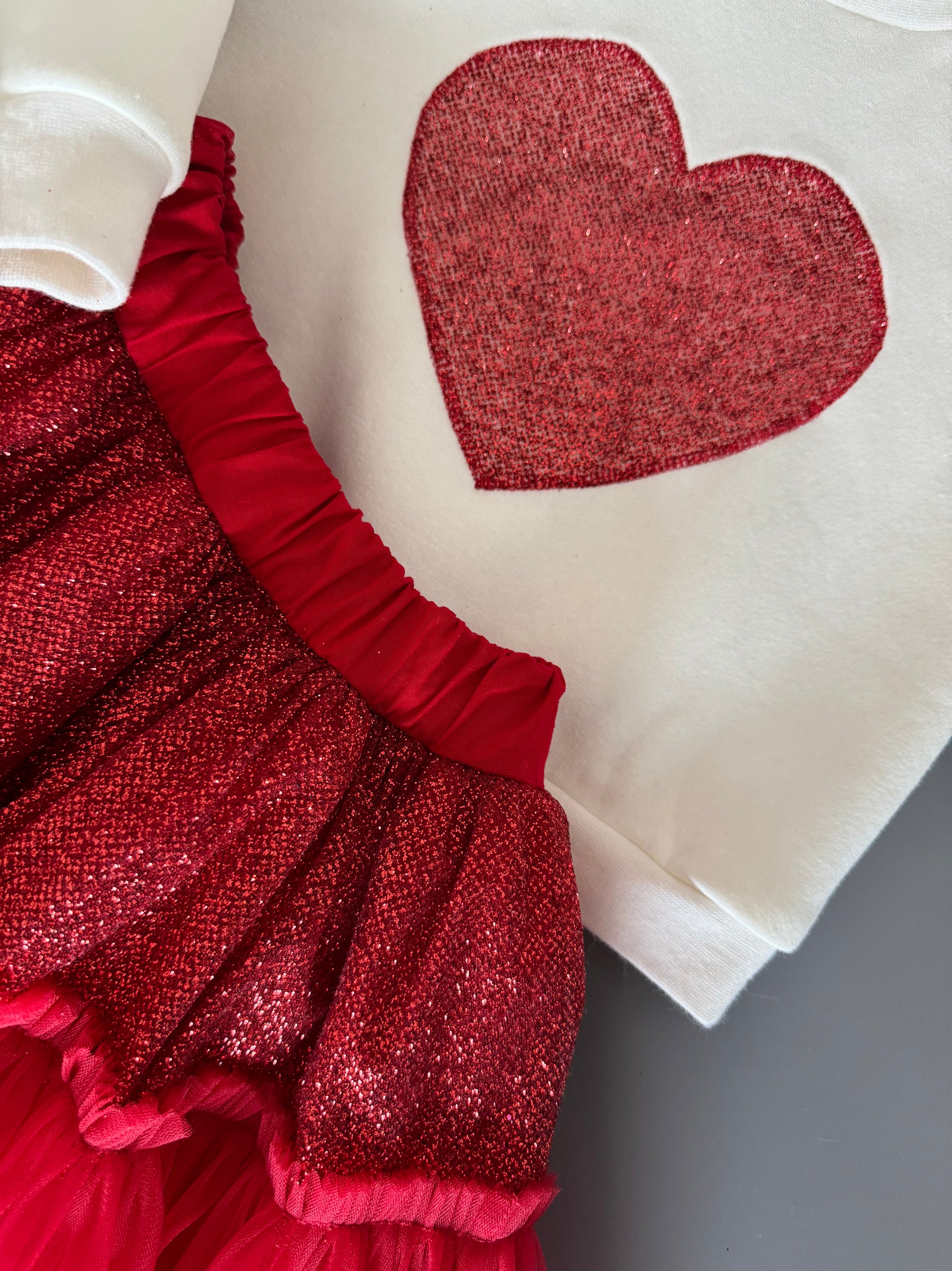 Tüllrock rot mit Glitzer und Rüschen für Mädchen Gr. 74-156 kombiniert mit Oberteil Sweatshirt mit Herz. Atelier de Couture Nataliia