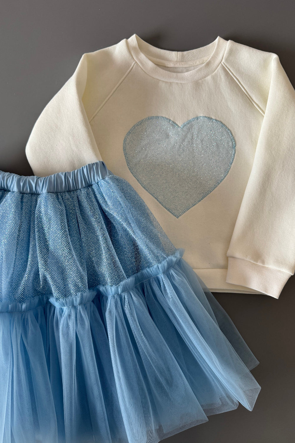 Tüllrock blau mit Glitzer und Rüschen für Mädchen Gr. 74-156 kombiniert mit Oberteil Sweatshirt mit Herz. Atelier de Couture Nataliia