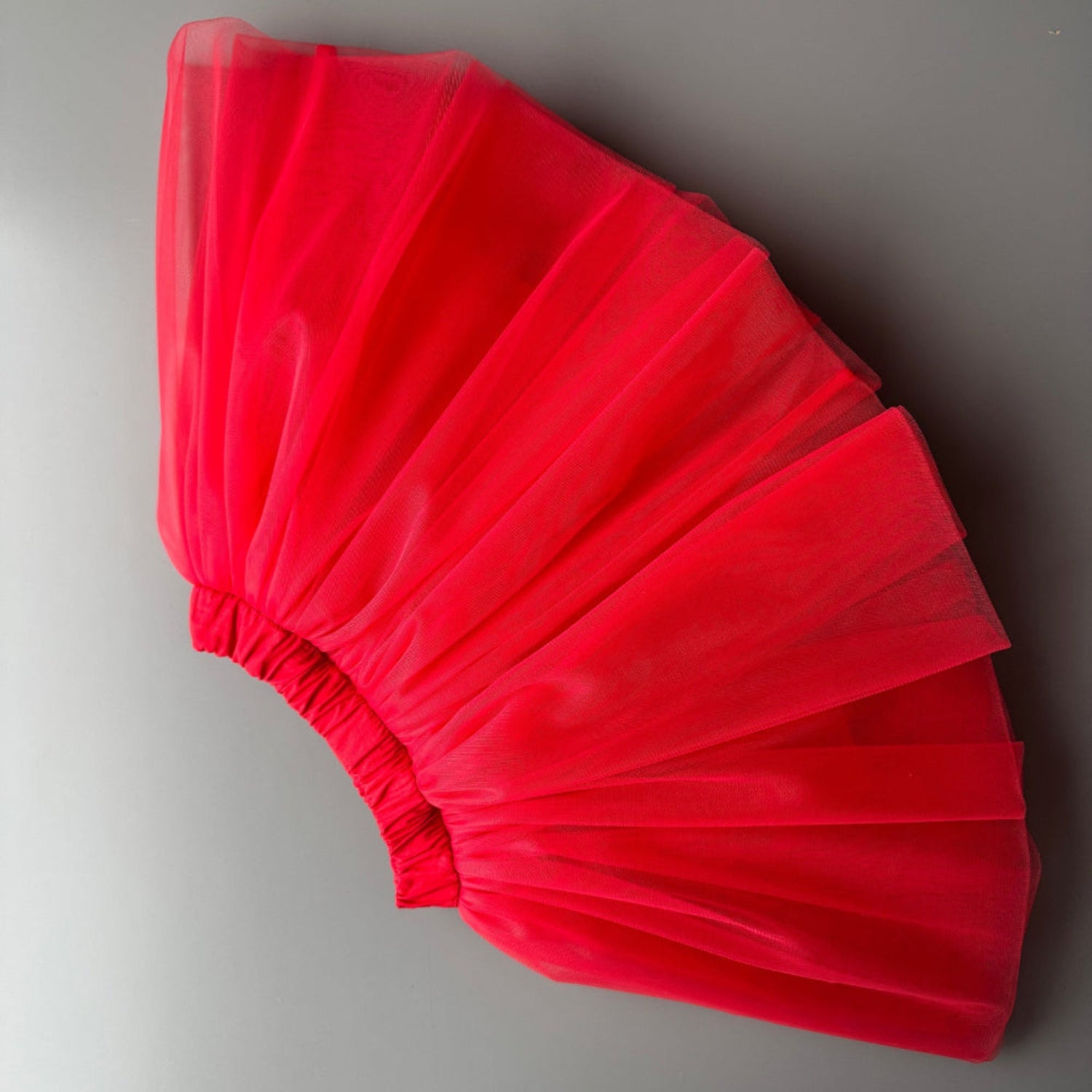 Festliche Tüllröcke in Rot für Mädchen. Hochwertiger Mädchen Tüllrock für besondere Anlässe in Deutschland bei Atelier de Couture Nataliia kaufen