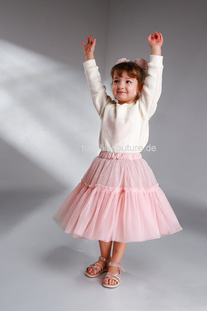 Tüllrock puderrosa mit Glitzer und Rüschen für Mädchen Gr. 74-156 kombiniert mit Oberteil Sweatshirt mit Herz. Atelier de Couture Nataliia