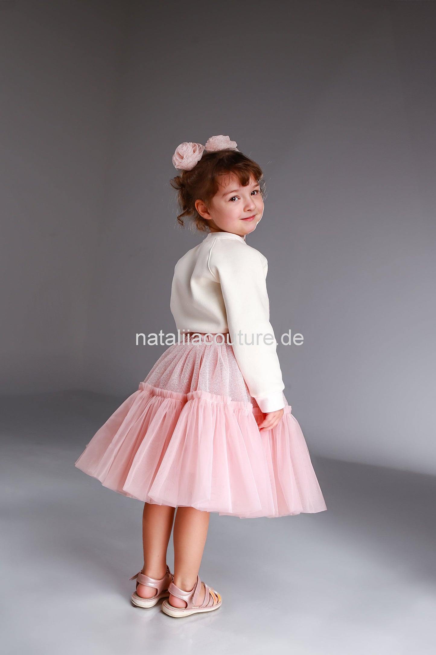 Tüllrock puderrosa mit Glitzer und Rüschen für Mädchen Gr. 74-156 kombiniert mit Oberteil Sweatshirt mit Herz. Atelier de Couture Nataliia