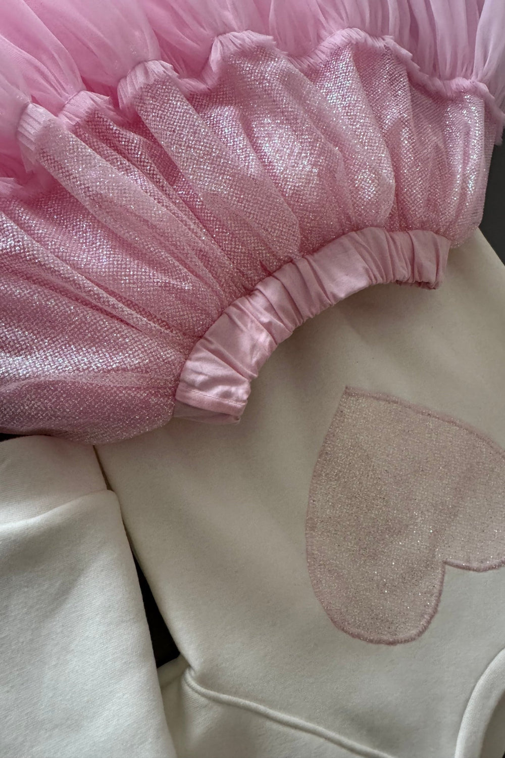 Outfit-Set festlich: Tüllrock rosa mit Glitzer kombiniert mit Oberteil Sweatshirt mit Herz. Atelier de Couture Nataliia
