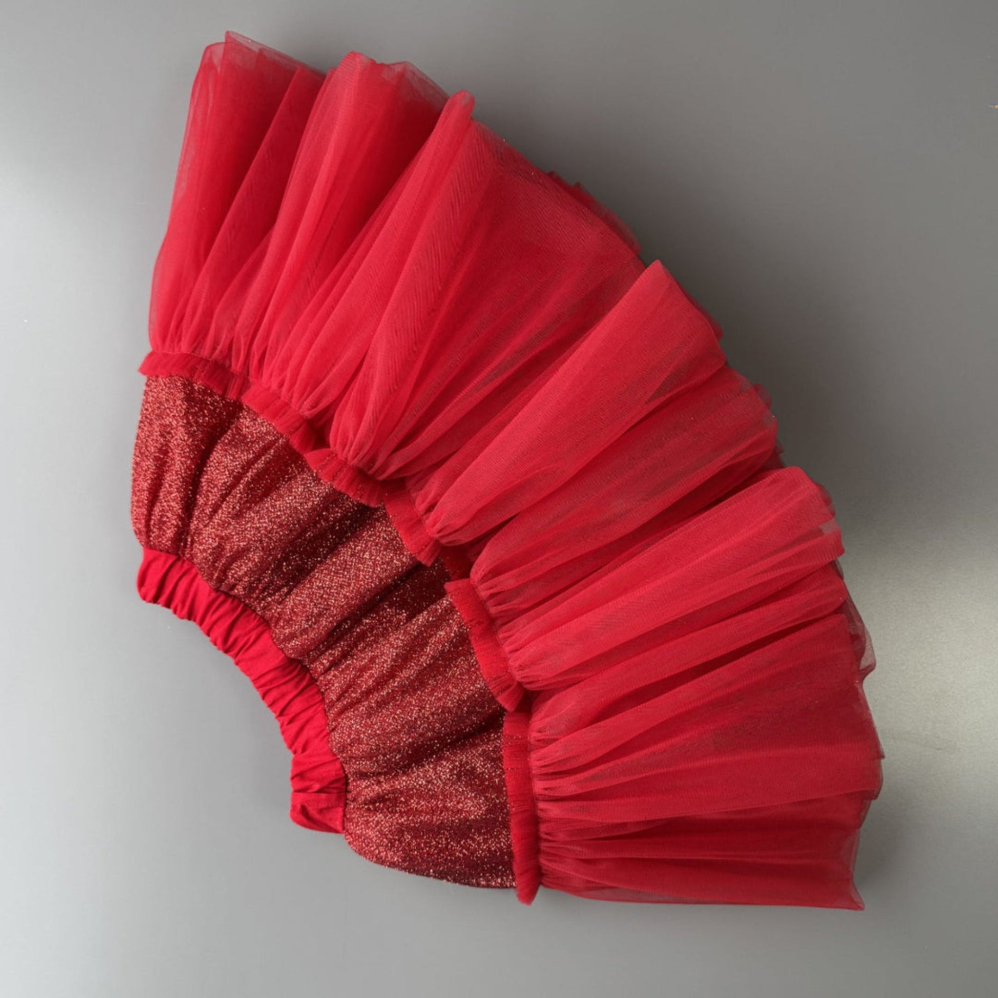 Tüllröcke mit Glitzer für Mädchen. Glitzer Tüllrock in Rot für besondere Anlässe in Deutschland bei Atelier de Couture Nataliia kaufen