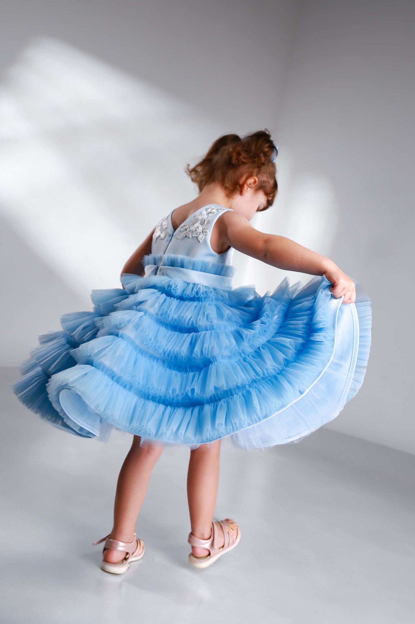 Blumenmädchenkleid Tüll in Blau, Rückansicht, individuell anfertigbar für Hochzeit oder festliche Anlässe
