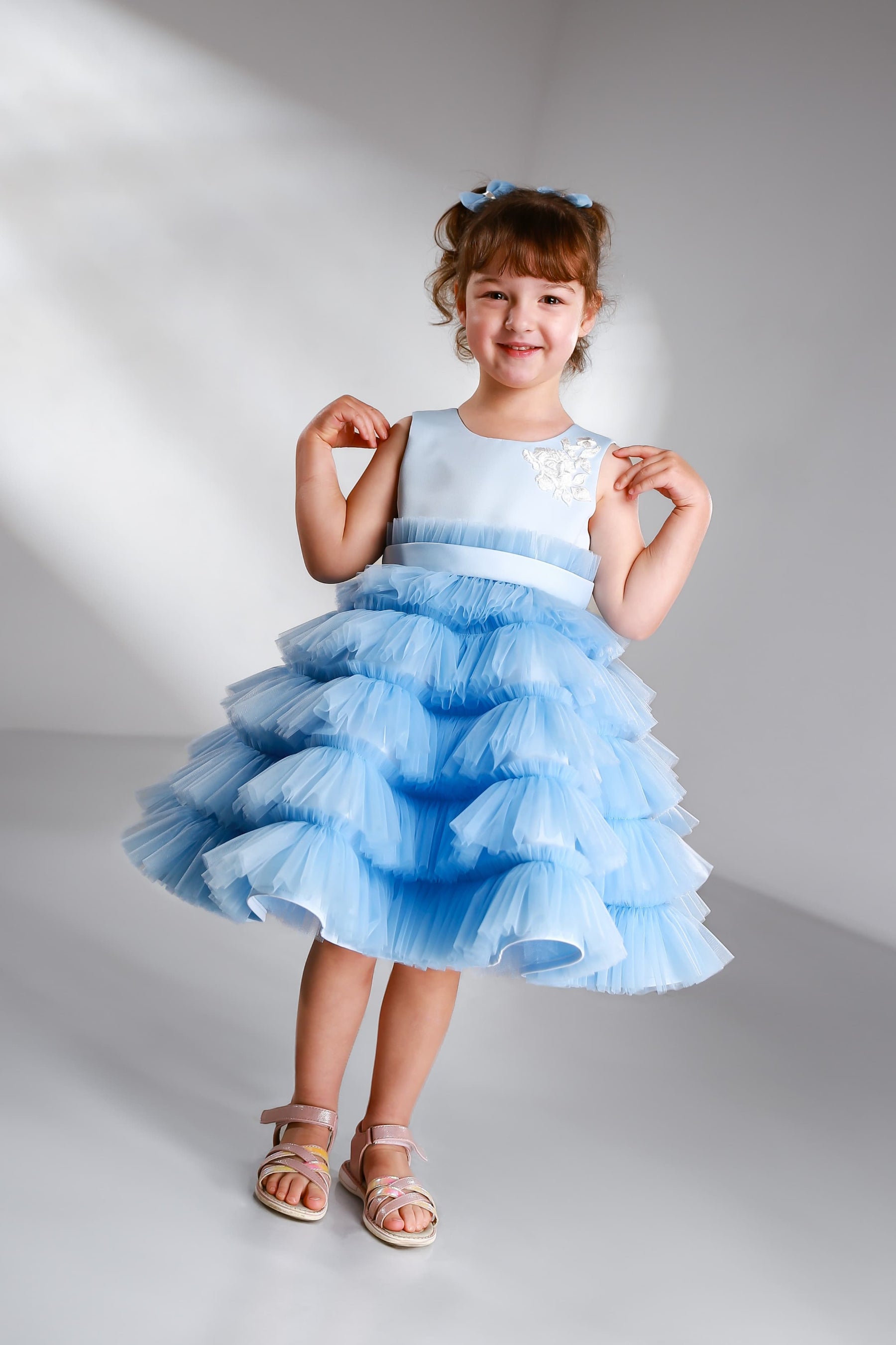 Blumenmädchenkleid in Blau aus Tüll und Satin, Vorderansicht, nach Maß bestellbar in Wunschgröße