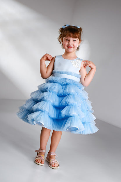 Festliches Kleid für Mädchen in Blau aus Tüll und Satin, Vorderansicht, ideal als Blumenmädchenkleid oder Geburtstag Outfit