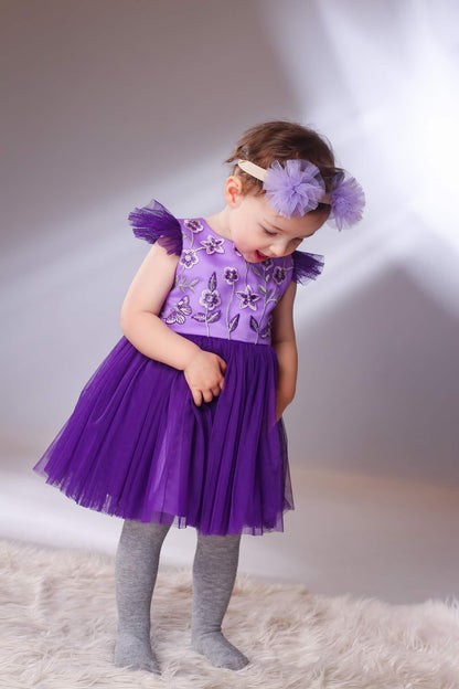 Blumenmädchenkleid aus Tüll und floraler Spitze in Lila, Vorderansicht, festliches Kleid für Mädchen Größe 80