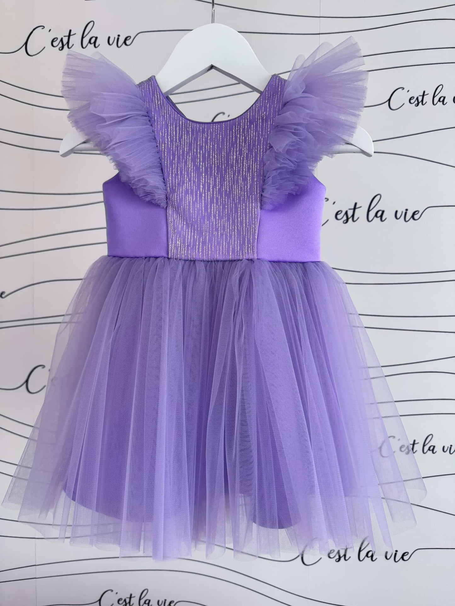 Blumenmädchenkleid für Mädchen in Lila, Vorderansicht, aus Tüll und Satin, sofort lieferbar
