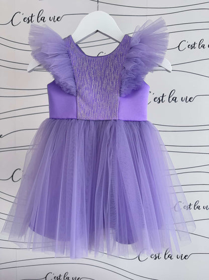 Blumenmädchenkleid für Mädchen in Lila, Vorderansicht, aus Tüll und Satin, sofort lieferbar