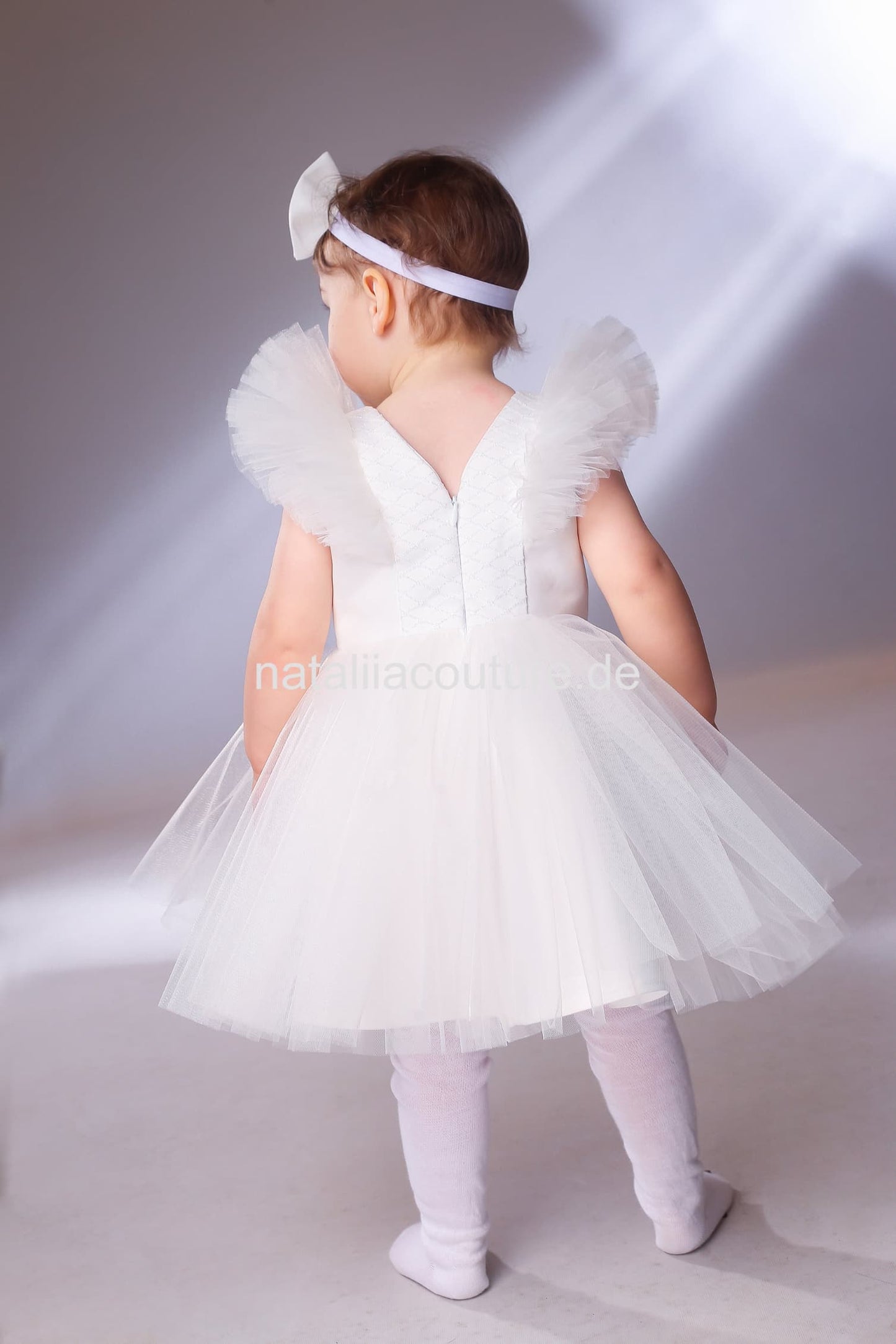 Blumenmädchenkleid in Offwhite, Rückansicht mit Schleife und Tüllrock, individuell gefertigt