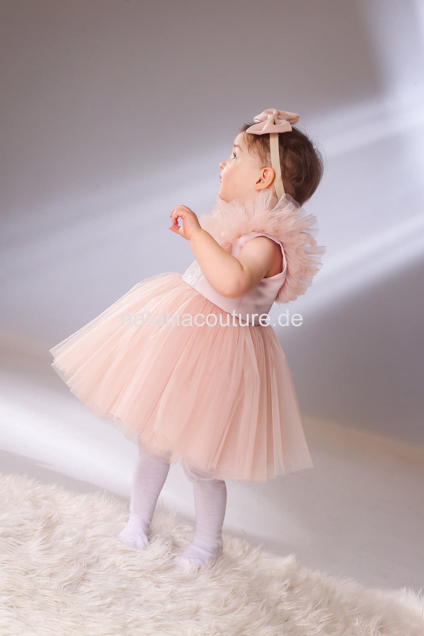 Blumenmädchenkleid in Puderrosa, Seitenansicht mit weichem Tüllrock, individuell gefertigt