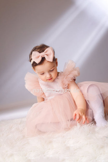 Blumenmädchenkleid in Puderrosa aus Tüll und Satin, Vorderansicht, nach Maß gefertigt