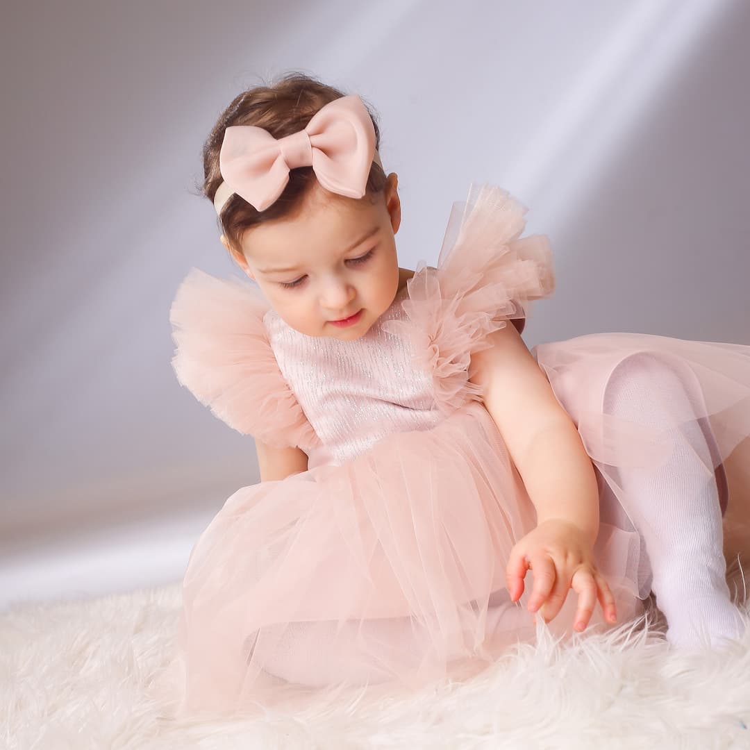 Blumenmädchenkleid aus Tüll und Satin in Puderrosa, festliches Mädchenkleid für Hochzeit und Geburtstag, Modellansicht