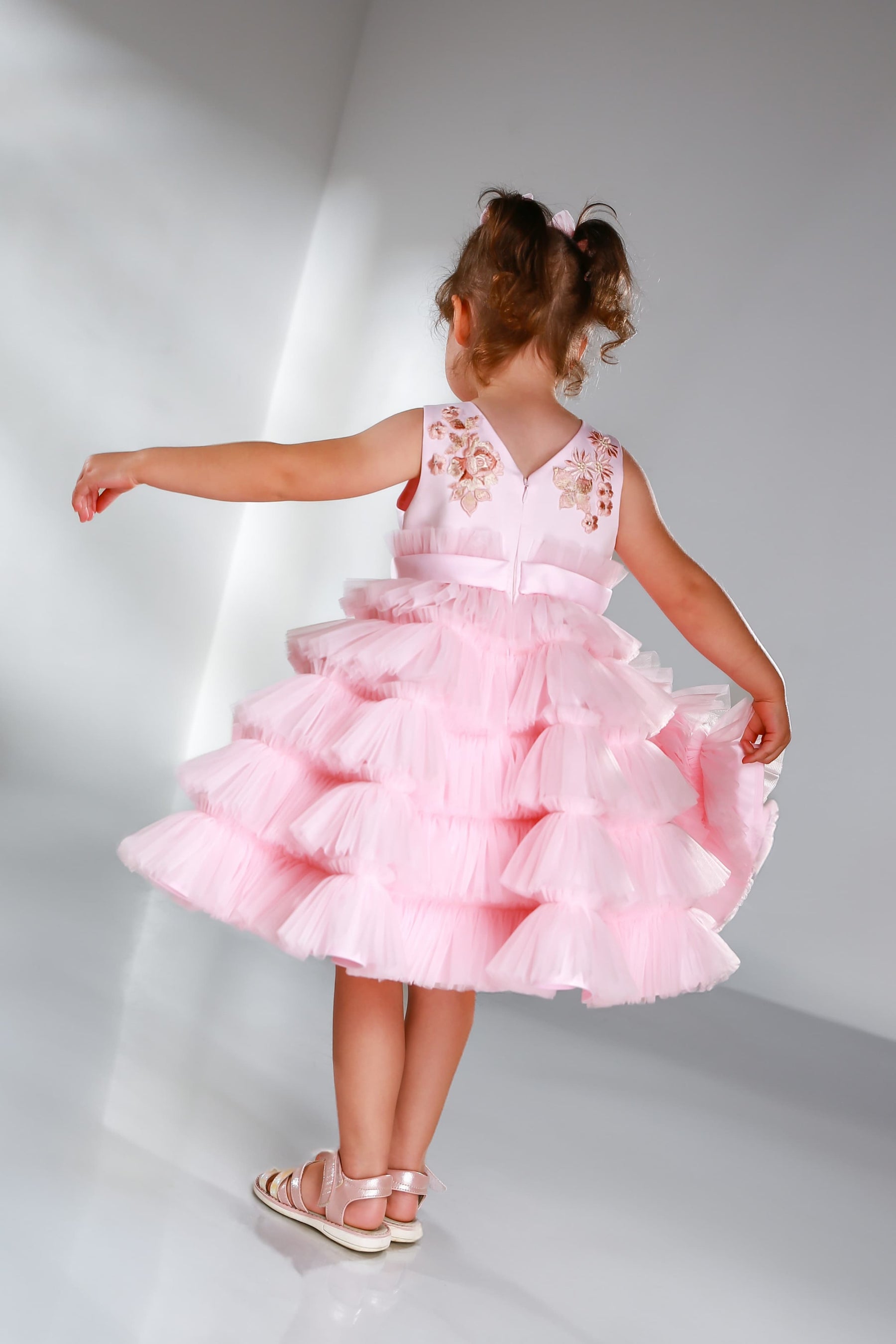 Blumenmädchenkleid aus Tüll in Rosa, Rückansicht, individuell anpassbar für Hochzeit und Geburtstag