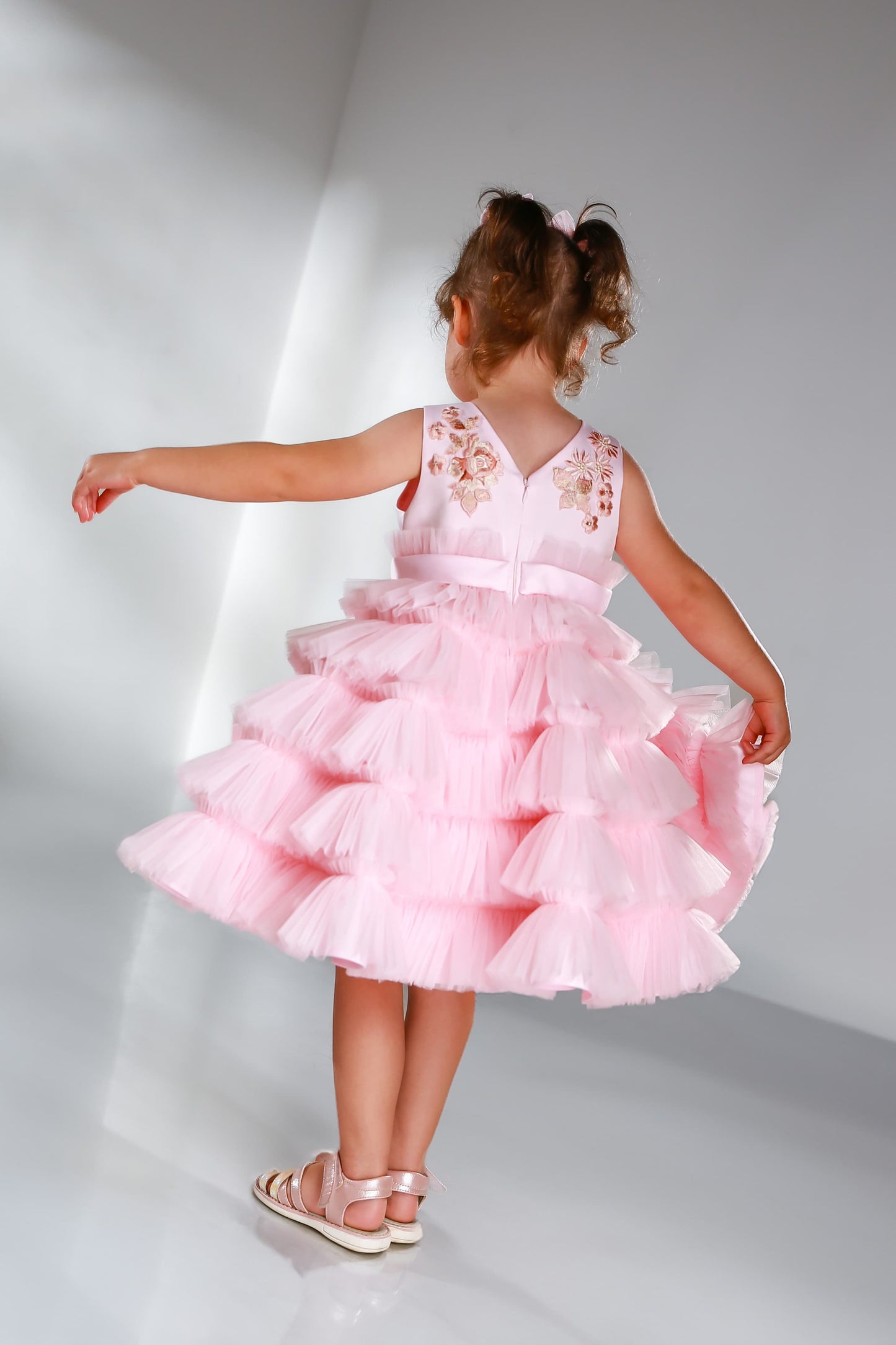 Blumenmädchenkleid aus Tüll in Rosa, Rückansicht mit Rüschenrock, festliches Kleid für Kinder, sofort lieferbar